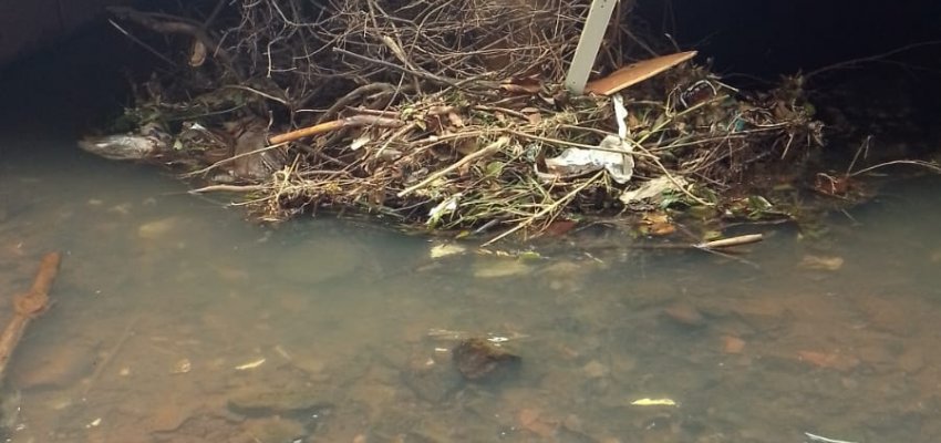 Prefeitura realiza limpeza de galerias e tubos para minimizar alagamentos