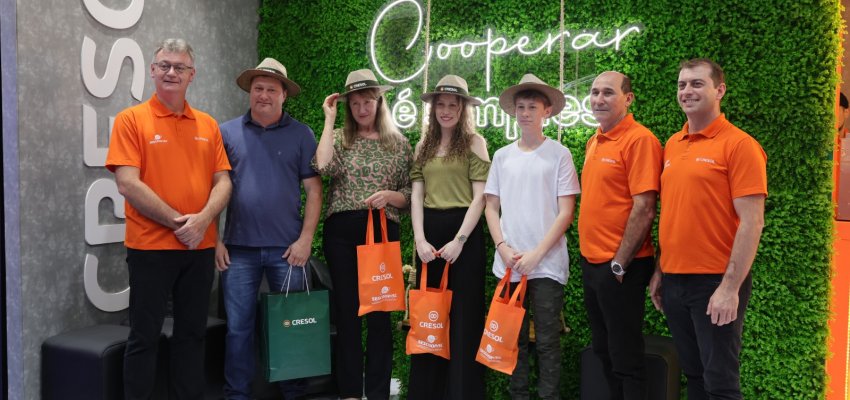 Cooperado Cresol assina contrato da Finep durante Efapi 2023