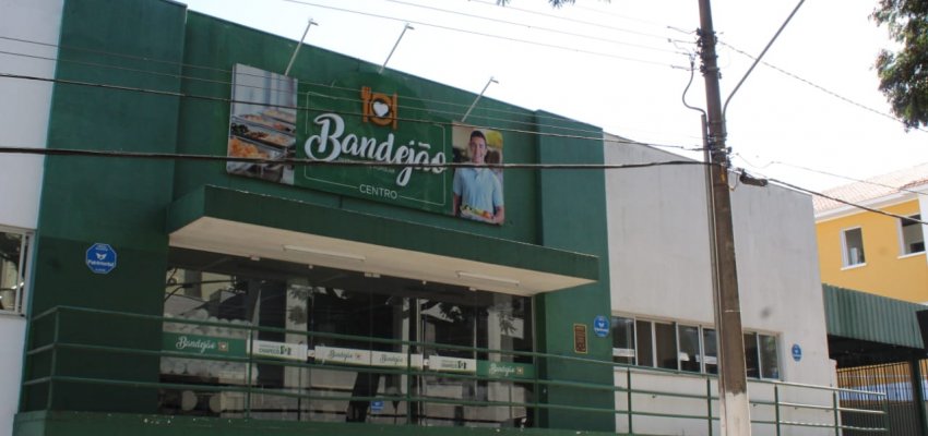 Restaurante popular volta a atender mas duas escolas continuam sem aulas