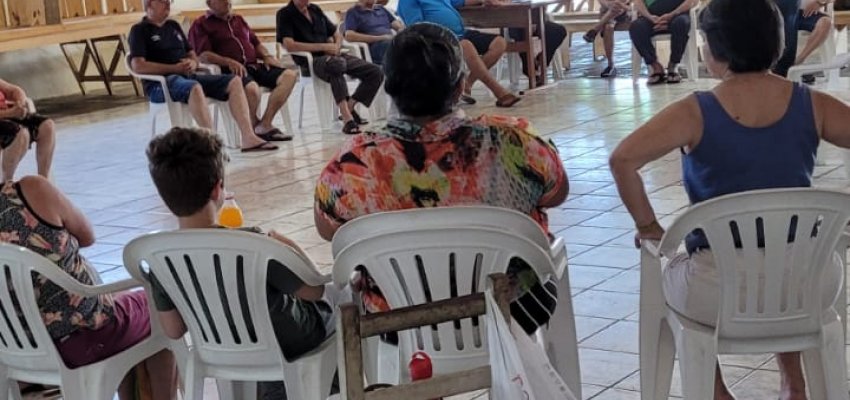 Idosos são orientados sobre vagas de estacionamento