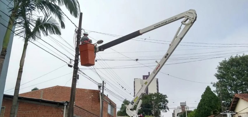 Equipes da Usina de Asfalto e Manutenção Elétrica da Prefeitura trabalham no domingo 