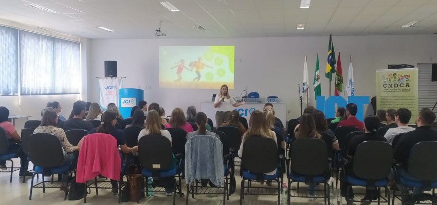 Conselheiros tutelares de Chapecó participam de capacitação