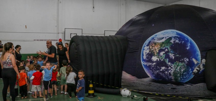 Comunidade Escolar do CEIM BB Criança conhece Planetário Móvel
