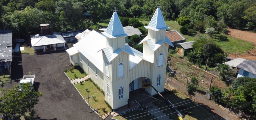 Igreja da Linha Serrinha é reinaugurada após restauração