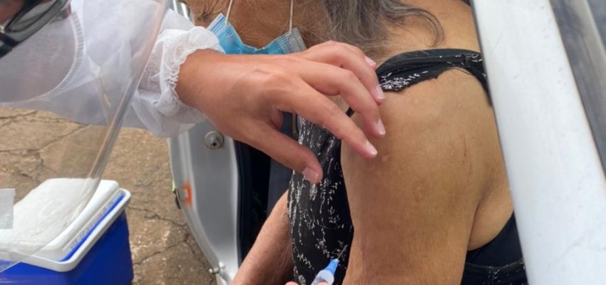 Reforço de vacina para Covid está disponível para idosos e imunocomprometidos