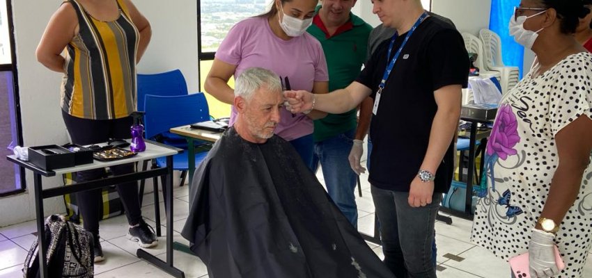 Ação Social: acolhidos da Casa de Passagem cortam cabelo e barba