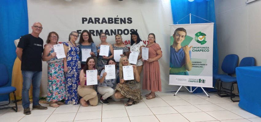 Oportuniza Chapecó entrega certificados para alunos de costura e assistente administrativo