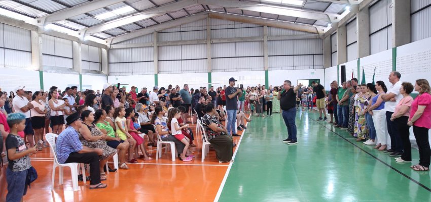 Prefeitura inaugura asfalto e ginásio no Vila Rica