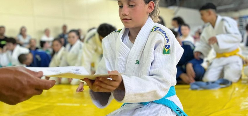 Acha Judô realiza troca de faixas para mais de 50 atletas