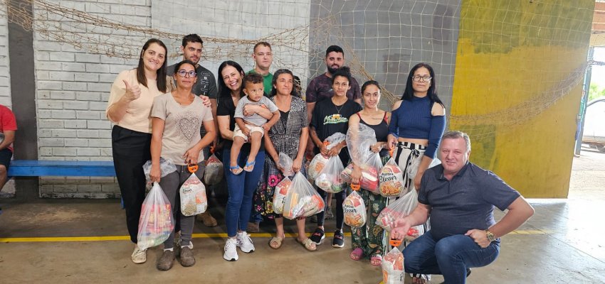 Famílias de catadores recebem brinde de Natal