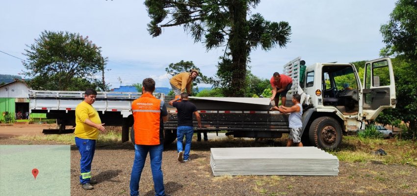 Defesa civil de Chapec&oacute; auxilia moradores atingidos por vendaval