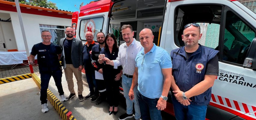 Prefeitura de Chapec&oacute; recebe nova ambul&acirc;ncia para o SAMU