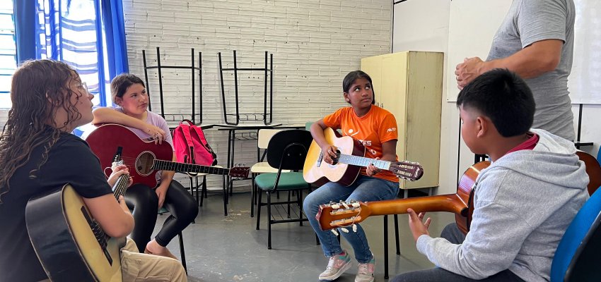 Oficina de ver&atilde;o leva aulas de viol&atilde;o gratuitas a crian&ccedil;as de Chapec&oacute;