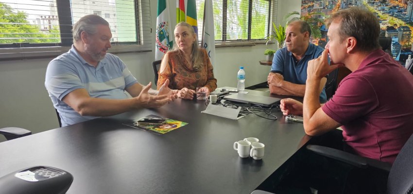 Prefeito em exerc&iacute;cio recebe visita da Deputada Daniela Reinehr