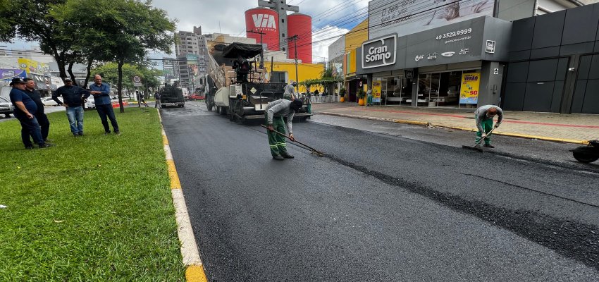 Avenida Get&uacute;lio Vargas recebe asfalto novo em programa de revitaliza&ccedil;&atilde;o