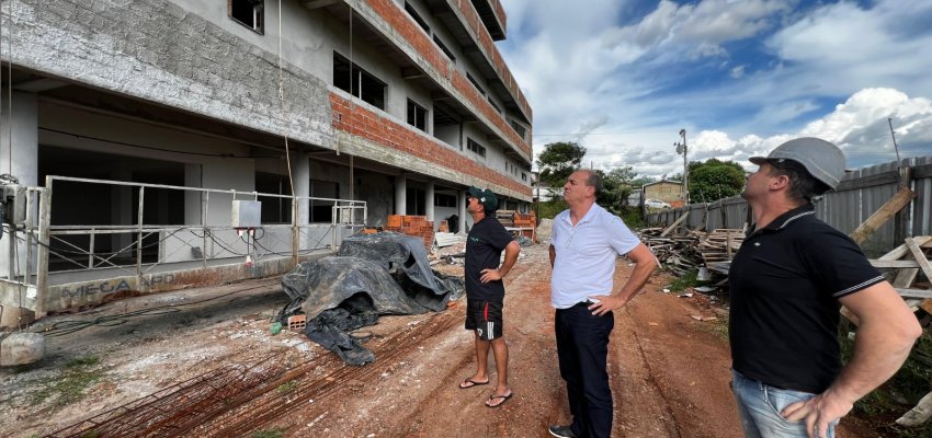 Prefeito em exerc&iacute;cio visita obras no CEIM Mario Lanznaster