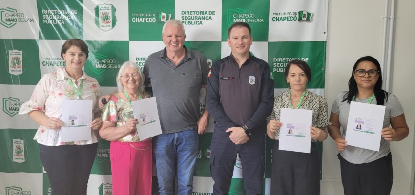 Prefeitura entrega primeiras carteiras de identifica&ccedil;&atilde;o de pessoas com Fibromialgia