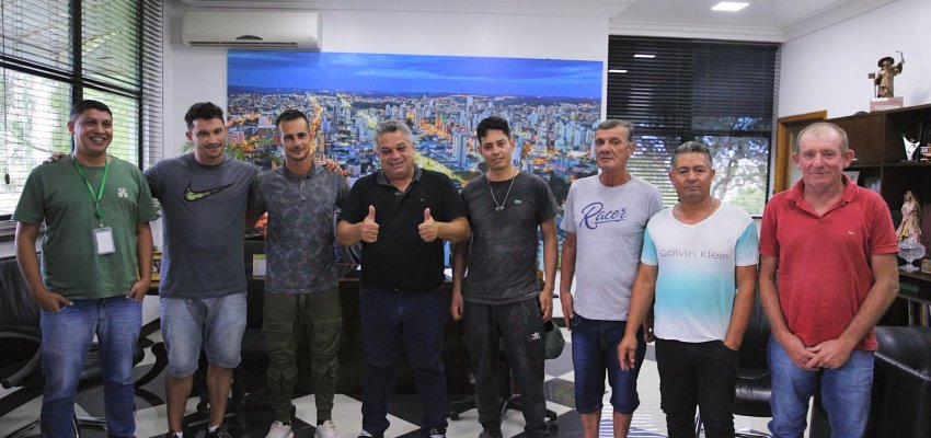 Recuperados pelo programa M&atilde;o Amiga visitam gabinete do prefeito