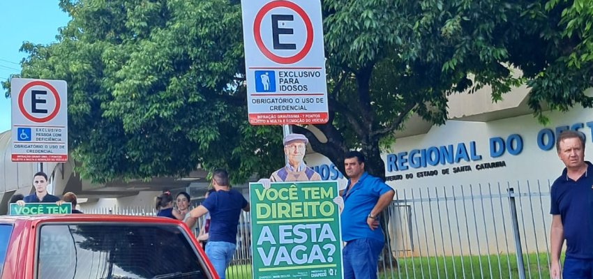 Novas placas de trânsito são instaladas em Chapecó