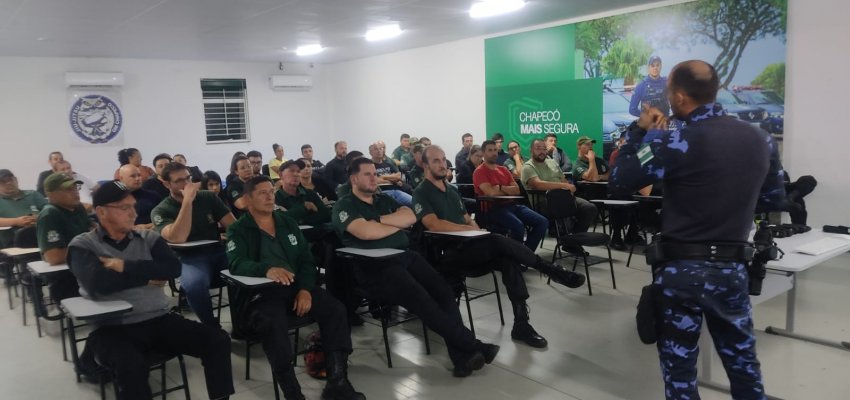 Vigias recebem instrução sobre uso de spray