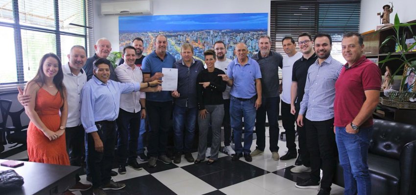 Prefeito em exercício recebe recursos de emenda parlamentar