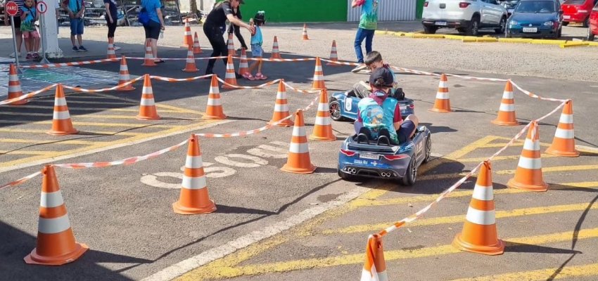 Crianças e adolescentes são orientados sobre cuidados no trânsito