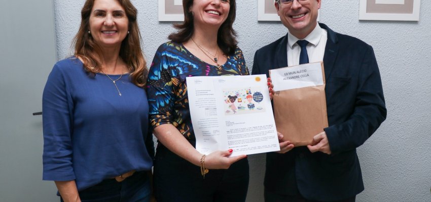 Secretaria de Educa&ccedil;&atilde;o recebe livros doados pela Funda&ccedil;&atilde;o Logos&oacute;fica