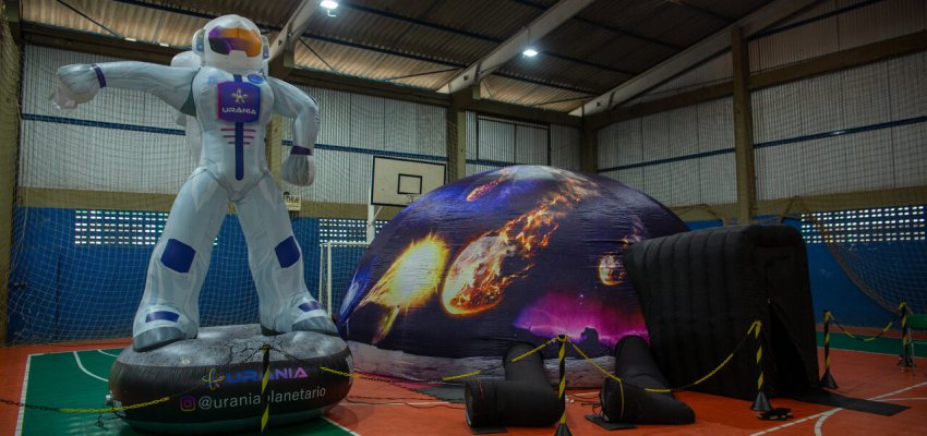 Alunos da EBM Jardim do Lago exploram planet&aacute;rio m&oacute;vel