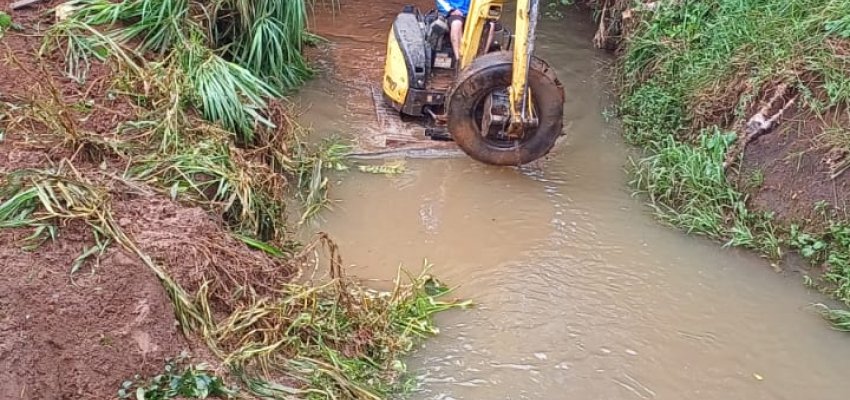 Equipes da Prefeitura encontram lixo em limpeza de córrego