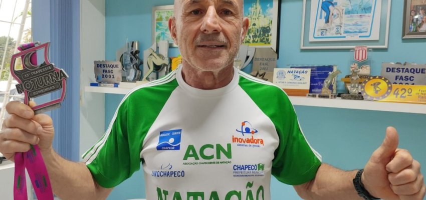 NADADOR DA ACN CHAPEC&Oacute; CONQUISTA T&Iacute;TULO NA TRAVESSIA NOTURNA DE BOMBINHAS