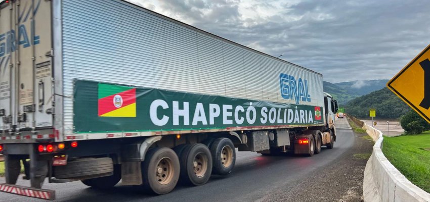 Chapec&oacute; envia novo comboio com mais de 20 caminh&otilde;es de donativos para o RS