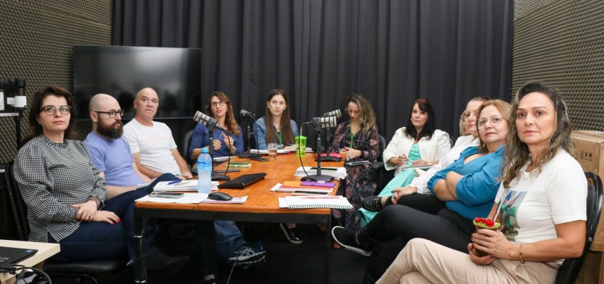 Equipe da Secretaria de Educa&ccedil;&atilde;o participa de reuni&atilde;o sobre avalia&ccedil;&atilde;o de processos educacionais