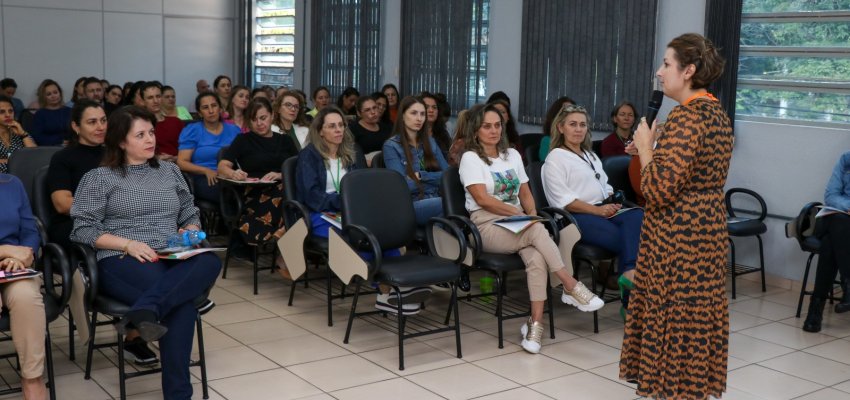 Secretaria de Educa&ccedil;&atilde;o promove palestra em homenagem ao Dia das M&atilde;es