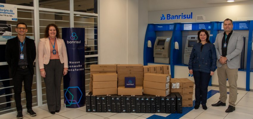 Secretaria de Educa&ccedil;&atilde;o recebe doa&ccedil;&atilde;o de Ativos Eletr&ocirc;nicos