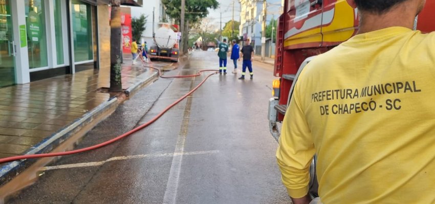 Equipes de Chapec&oacute; est&atilde;o divididas em v&aacute;rias frentes de trabalho em Arroio do Meio
