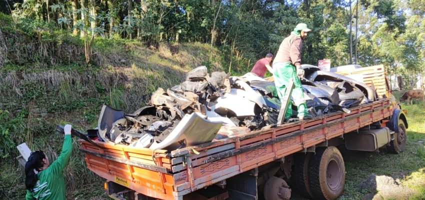 Equipes da Prefeitura recolhem um caminhão de material de descarte irregular