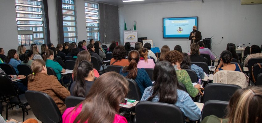 Sa&uacute;de Ocular &eacute; tema de Forma&ccedil;&atilde;o de Professores em Chapec&oacute;