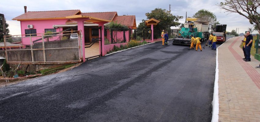 Asfalto e pra&ccedil;a do Bairro L&iacute;der s&atilde;o entregues &agrave; comunidade