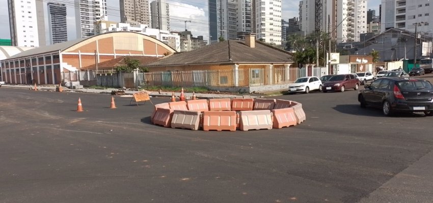 Nova rotat&oacute;ria na esquina das ruas Par&aacute; e Borges de Medeiros