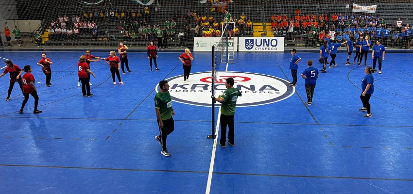 Torneio de V&ocirc;lei C&acirc;mbio promove sa&uacute;de e integra&ccedil;&atilde;o entre idosos do Projeto Superidade em Chapec&oacute;