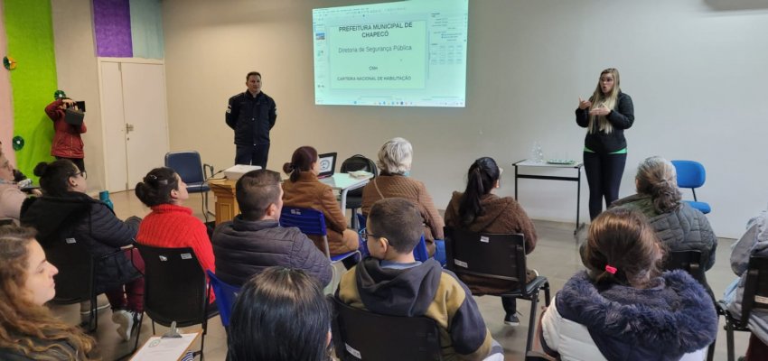 Associa&ccedil;&atilde;o dos Surdos recebe orienta&ccedil;&otilde;es sobre tr&acirc;nsito