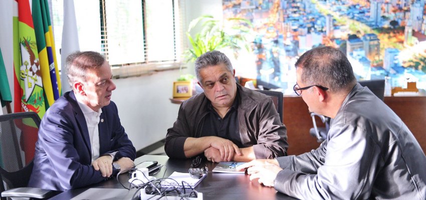 Prefeito de Chapec&oacute; recebe deputado que indicou recursos para a sa&uacute;de