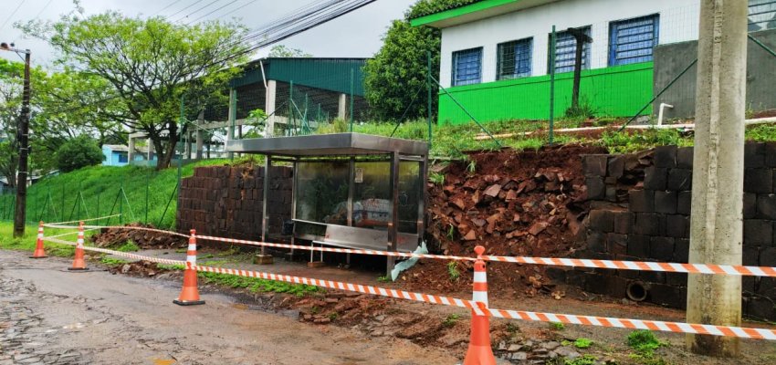 Chuva provoca queda de muro em escola no bairro Semin&aacute;rio