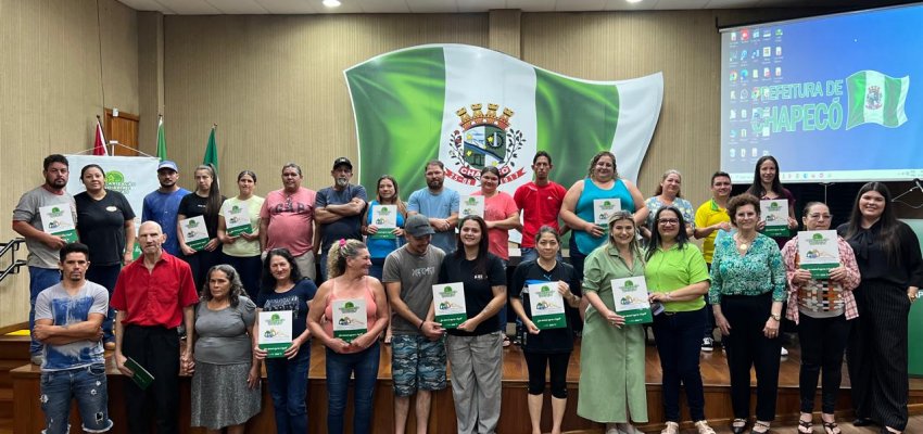 Prefeitura de Chapec&oacute; entrega mais 21 matr&iacute;culas de regulariza&ccedil;&atilde;o fundi&aacute;ria
