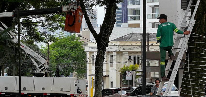 Pra&ccedil;a Coronel Bertaso &eacute; isolada para instala&ccedil;&atilde;o da decora&ccedil;&atilde;o natalina