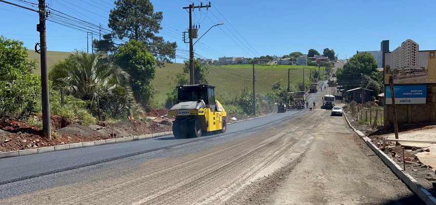 Prefeitura pavimenta mais um trecho da rua John Kennedy