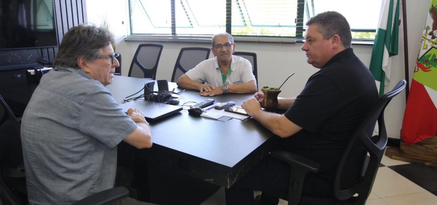 Prefeito em exerc&iacute;cio recebe presidente da ASAPREV