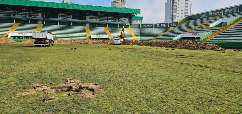 Iniciam as obras do novo gramado da Arena Cond&aacute;