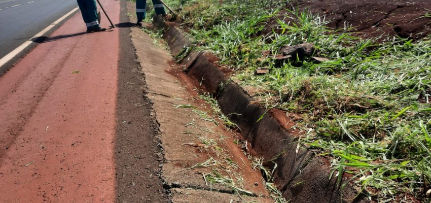 Prefeitura utiliza detentos para ro&ccedil;ada no Contorno Vi&aacute;rio Extremo Oeste
