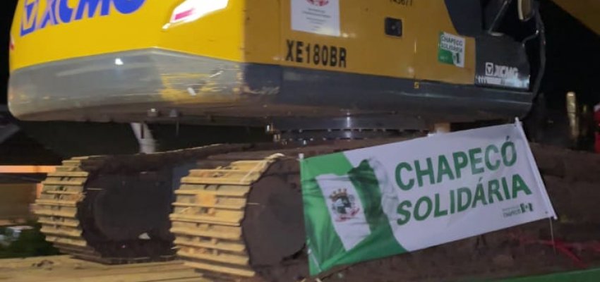 Comboio de m&aacute;quinas sai de Chapec&oacute; para ajudar atingidos pelas chuvas no litoral